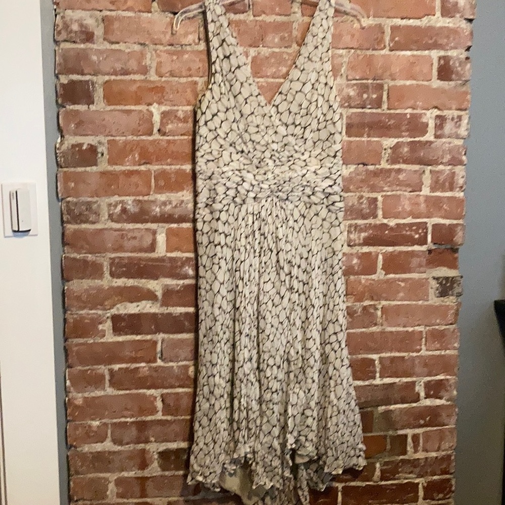 London Times silk sleeveless dress sz 10 EUC geometric design asymmetric hemline